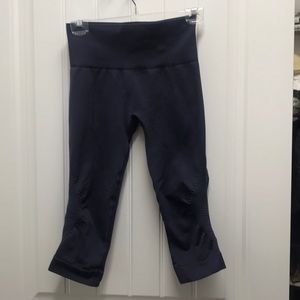 Lululemon In the glow crop 2 sz 4 slate blue